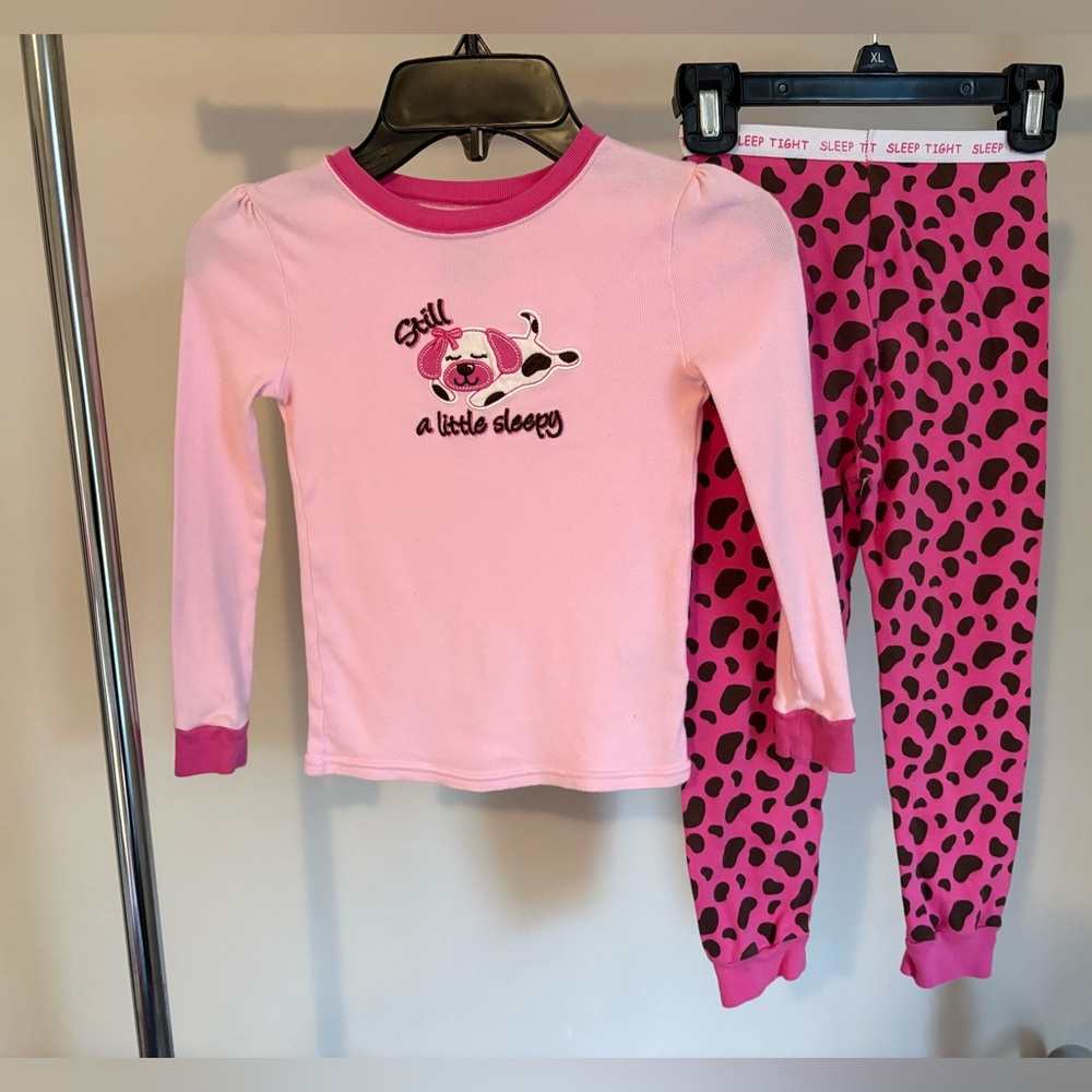 Girls Pink Two-Piece Pajama Set with Playful Puppy Graphic